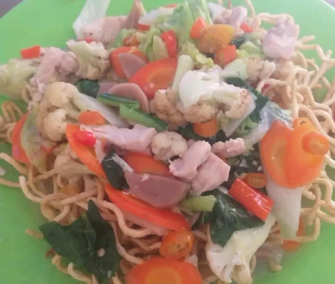 Ragam menu makanan di Kedai Solo'ria dengan harga yang terjangkau. (Foto: TikTok @sukmawati03098)