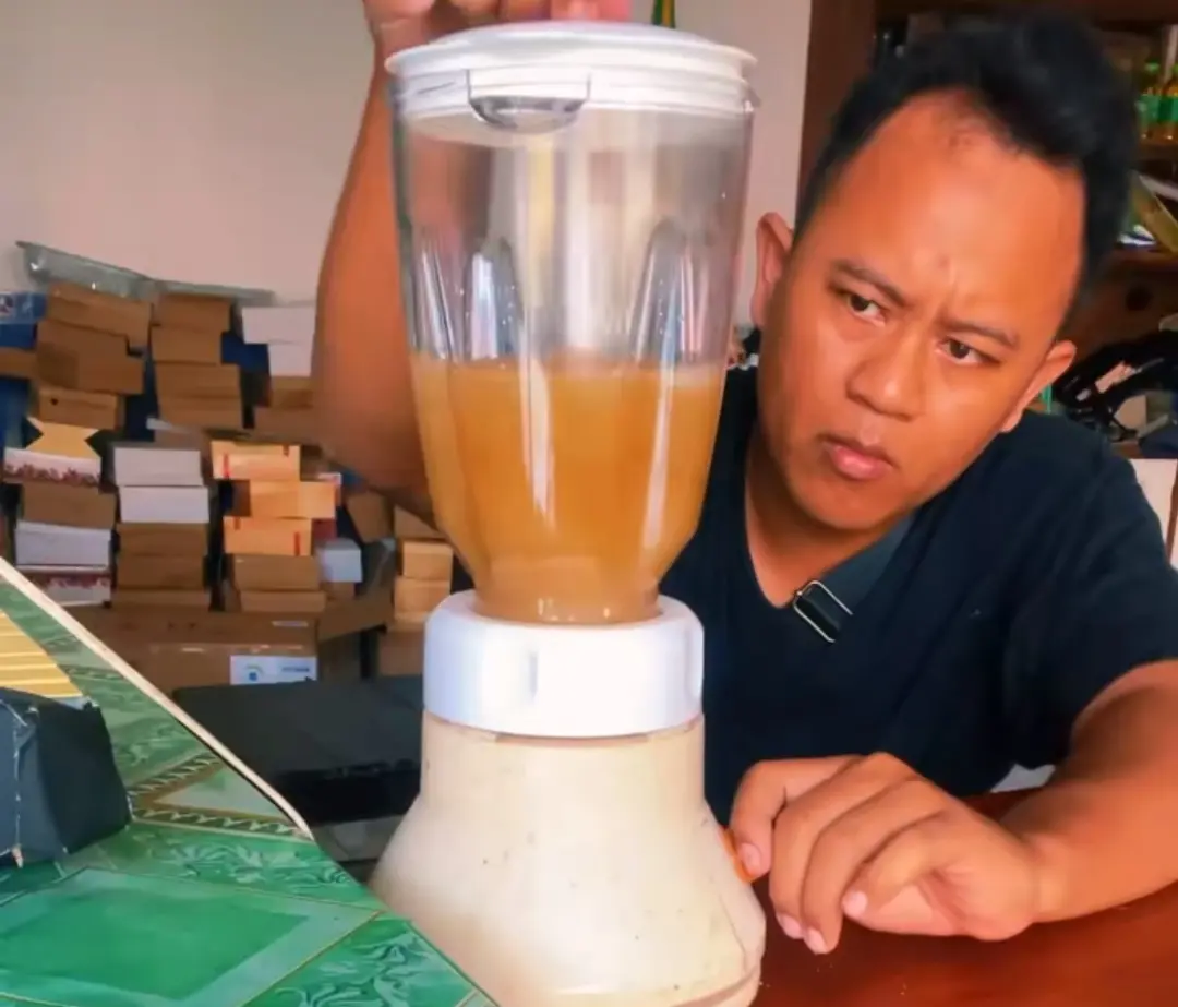 Mustafid, pemuda lulusan S2 asal Karangbawang, Kawunganten, Cilacap ini menjadi sosok penting dibalik kesuksesan produk Mustav & CO dari pelepah pisang untuk menembus pasar internasional. (Foto: TikTok @mustav.co) 