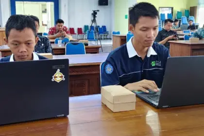 Lindan dan Vanda, dua siswa SMK Negeri 1 Susukan Banjarnegara yang berhasil tembus keamanan NASA, Kamis (23/4/2026). (Foto: Heri Cahyono)