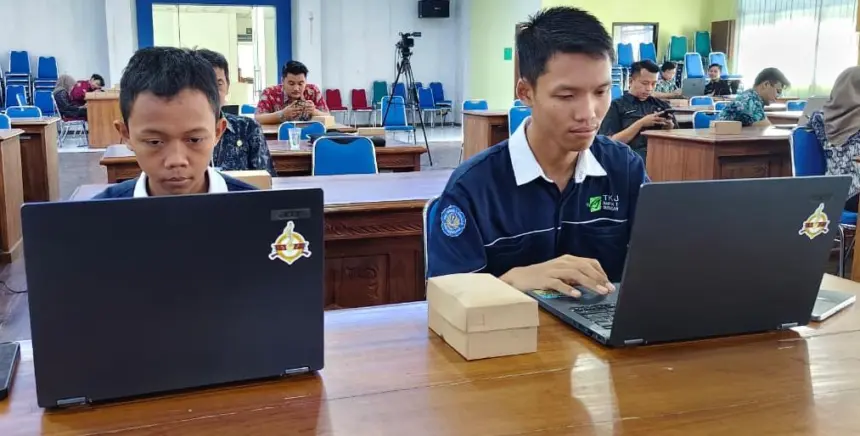 Lindan dan Vanda, dua siswa SMK Negeri 1 Susukan Banjarnegara yang berhasil tembus keamanan NASA, Kamis (23/4/2026). (Foto: Heri Cahyono)