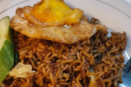 Penampakan porsi satu Nasi Goreng Oplos AAH setelah melewati proses masak yang unik. (Foto: cilacaptoday.com)