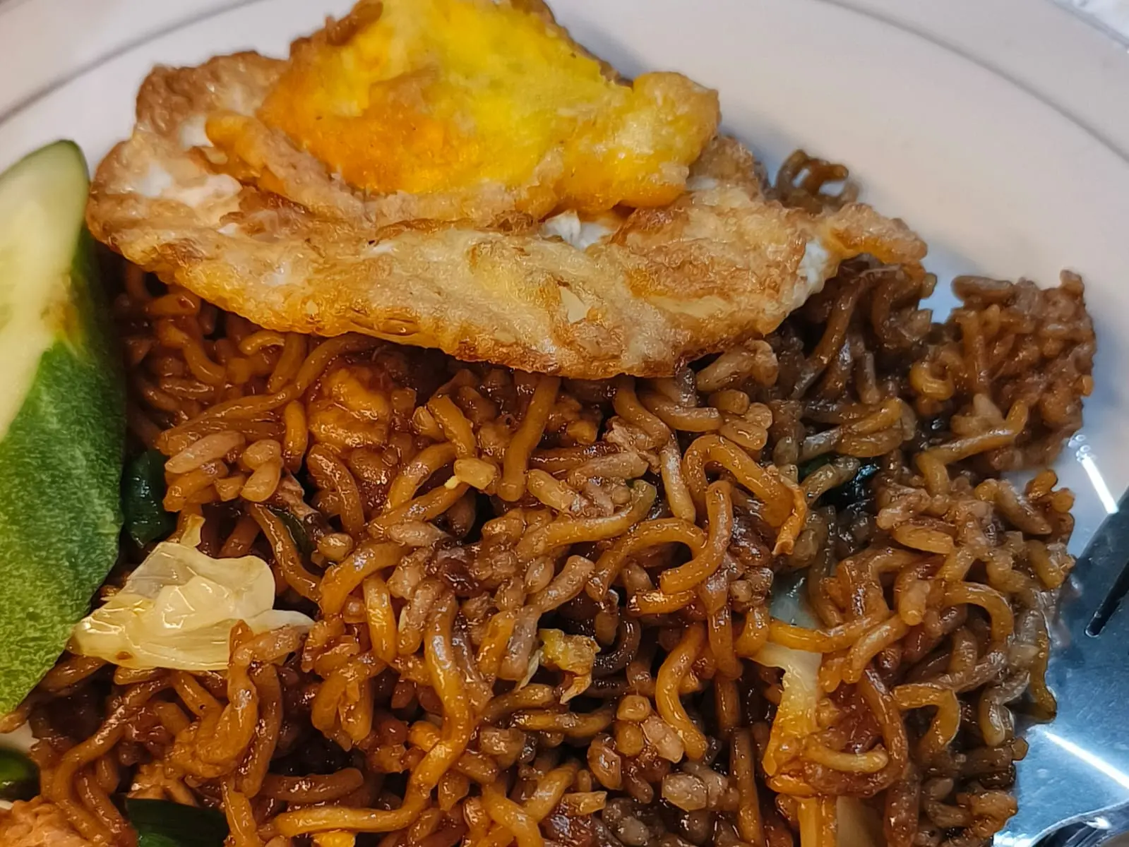 Penampakan porsi satu Nasi Goreng Oplos AAH setelah melewati proses masak yang unik. (Foto: cilacaptoday.com)
