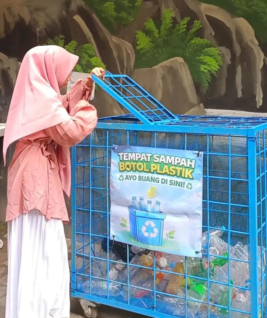 Seorang siswi SMPIT Permata Hati Banjarnegara saat membuang sampah plastik pada bank sampah sekolah, Sabtu (18/4/2026). (Foto: SMPIT Permata Hati Banjarnegara)