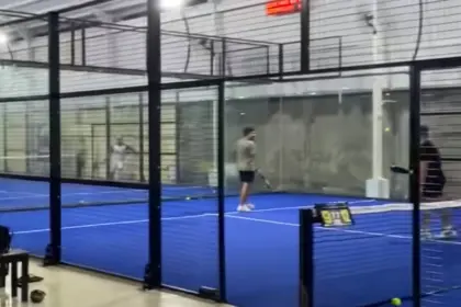 Penampakan lapangan padel baru yang berlokasi di Jalan Tanjung, Sidakaya, Cilacap Selatan, Cilacap. (Foto: TikTok @padelmars_cilacap)