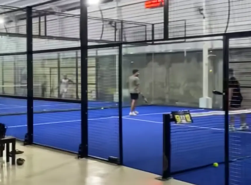 Penampakan lapangan padel baru yang berlokasi di Jalan Tanjung, Sidakaya, Cilacap Selatan, Cilacap. (Foto: TikTok @padelmars_cilacap)