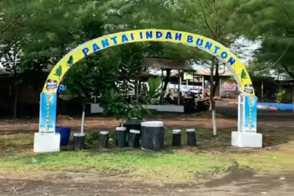 Gerbang "Pantai Indah Bunton" menjadi spot foto terbaru yang ada di Pantai Bunton Cilacap. (Foto: TikTok @pokdarwis_dutabahari)