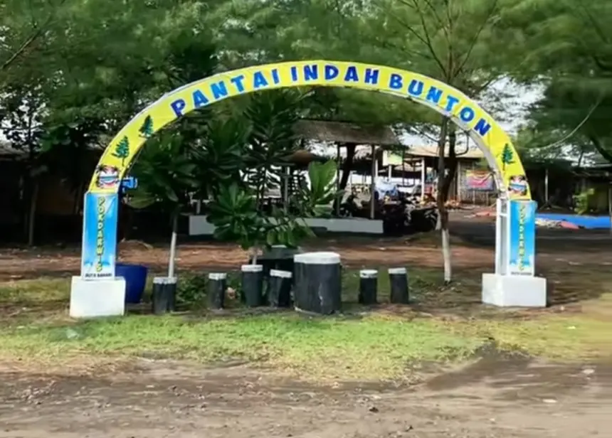 Gerbang "Pantai Indah Bunton" menjadi spot foto terbaru yang ada di Pantai Bunton Cilacap. (Foto: TikTok @pokdarwis_dutabahari)