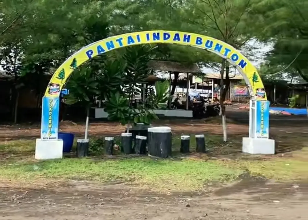 Gerbang "Pantai Indah Bunton" menjadi spot foto terbaru yang ada di Pantai Bunton Cilacap. (Foto: TikTok @pokdarwis_dutabahari)