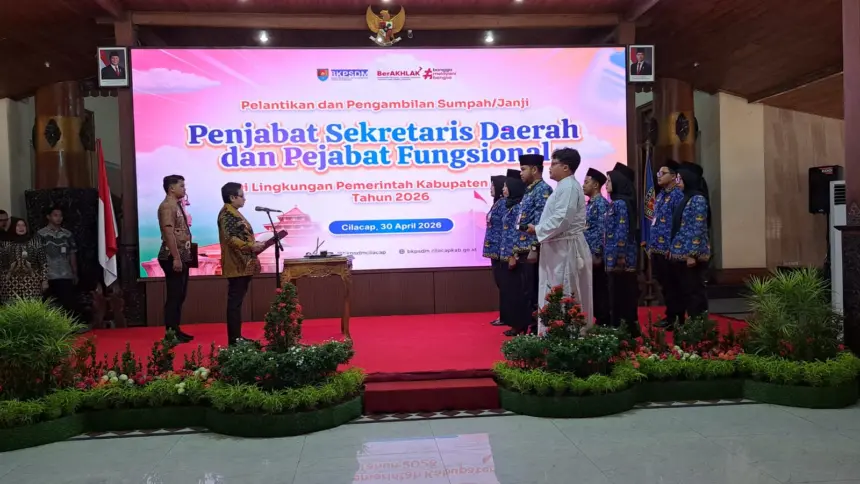 Plt Bupati Cilacap Ammy Amalia Fatma Surya melantik Annia Fabriana jadi Pj Sekda Cilacap. (Tri Aji).