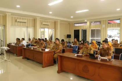 ​Suasana rapat Koordinasi Evaluasi dan Rekonsiliasi PAD Triwulan I Tahun 2026 di Gedung Sumekar, Cilacap, Senin, 27 April 2026.(dok Diskominfo Cilacap)