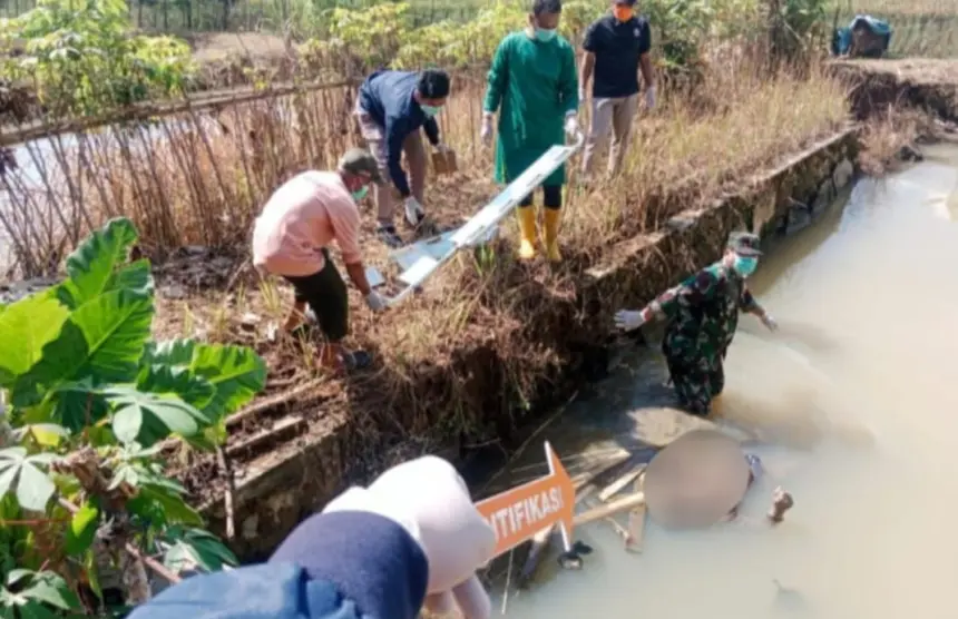 Petugas evakuasi dan olah TKP mayat pria mengambang di kolam warga di Wanareja Cilacap. (Polresta Cilacap).