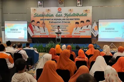 Ketua DPD PKS Cilacap Sutrisno saat memberikan sambutan, Silaturahmi dan halalbihalal. (Tri Aji).
