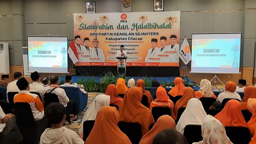 Ketua DPD PKS Cilacap Sutrisno saat memberikan sambutan, Silaturahmi dan halalbihalal. (Tri Aji).