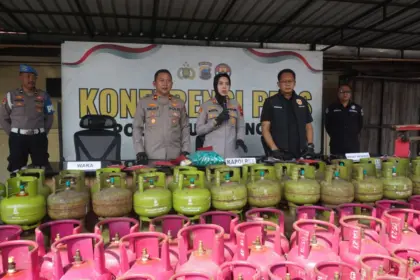 Kapolres Purbalingga didampingi Kasat Reskrim saat menunjukkan barang bukti penyalahgunaan barang subsidi, Kamis (16/4/2026). (Foto: Humas Polres Purbalingga)