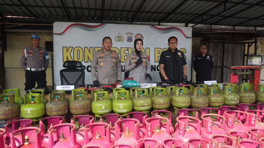 Kapolres Purbalingga didampingi Kasat Reskrim saat menunjukkan barang bukti penyalahgunaan barang subsidi, Kamis (16/4/2026). (Foto: Humas Polres Purbalingga)