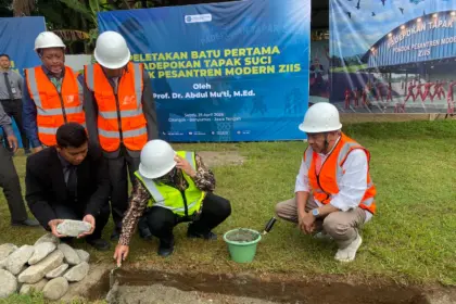Menteri Pendidikan Dasar dan Menengah, Abdul Mu'ti, didampingi Pimpinan Ponpes Modern ZIIS, K.H. Casiwan Haryo Sasongko, saat melakukan peletakan batu pertama di Gedung Satria serta meluncurkan Pusat Kegiatan Belajar Masyarakat (PKBM) Surya Muhammadiyah tingkat Kabupaten Banyumas, Sabtu (25/04/2026). (Foto: Wahyu Sumantri)