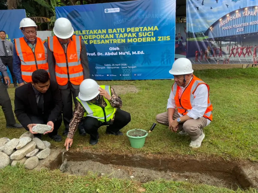 Menteri Pendidikan Dasar dan Menengah, Abdul Mu'ti, didampingi Pimpinan Ponpes Modern ZIIS, K.H. Casiwan Haryo Sasongko, saat melakukan peletakan batu pertama di Gedung Satria serta meluncurkan Pusat Kegiatan Belajar Masyarakat (PKBM) Surya Muhammadiyah tingkat Kabupaten Banyumas, Sabtu (25/04/2026). (Foto: Wahyu Sumantri)