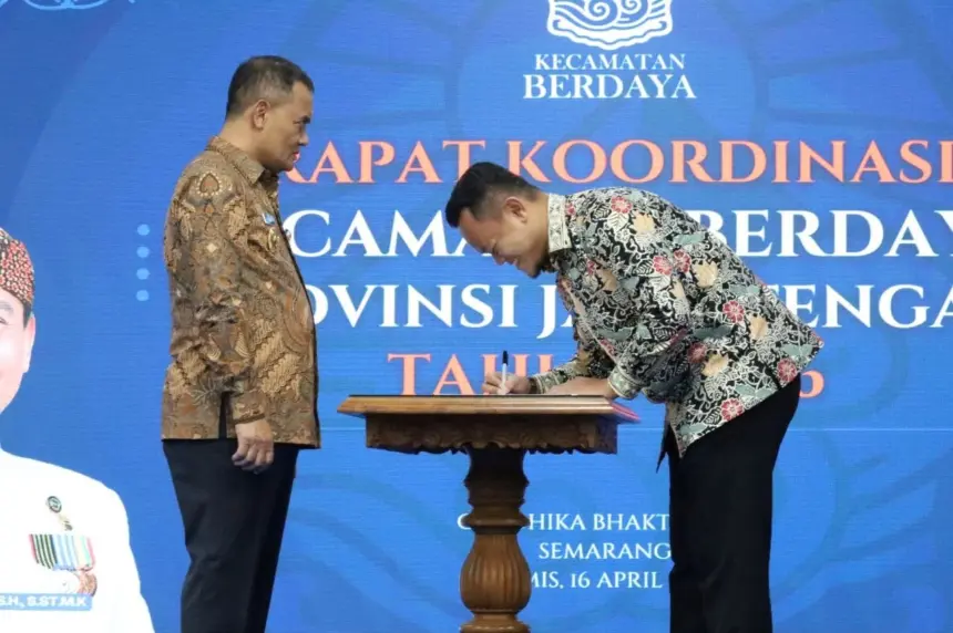 Bupati Purbalingga (kanan) saat mendatangani komitmen program Kecamatan Berdaya dihadapan Gubernur Jawa Tengah (kiri), Kamis (16/4/2026). (Foto: Humas Pemkab Purbalingga)