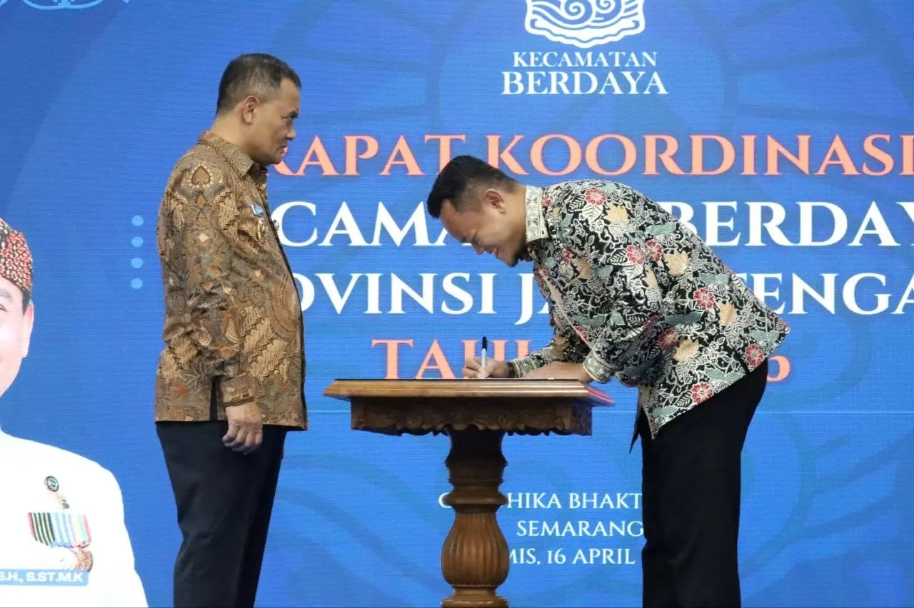 Bupati Purbalingga (kanan) saat mendatangani komitmen program Kecamatan Berdaya dihadapan Gubernur Jawa Tengah (kiri), Kamis (16/4/2026). (Foto: Humas Pemkab Purbalingga)