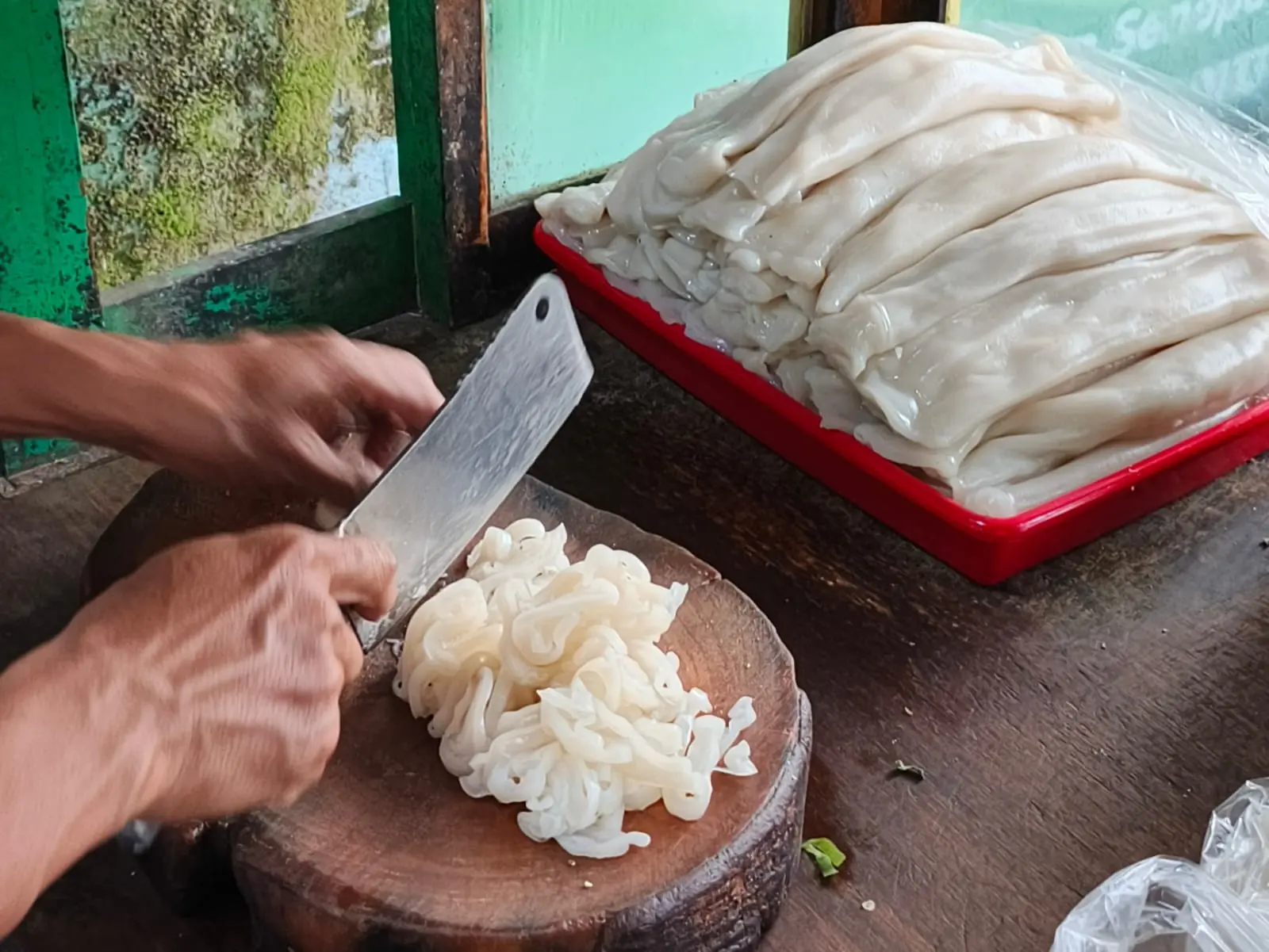 Proses pemotongan sahoun sebelum disajikan, membentuk tampilan mirip kwetiau. (Foto: cilacaptoday.com)