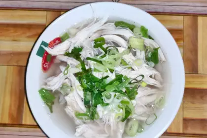 Seporsi Sahoun Ayam Pak Kartim, kuliner khas yang identik dengan Purwokerto. (Foto: cilacaptoday.com)