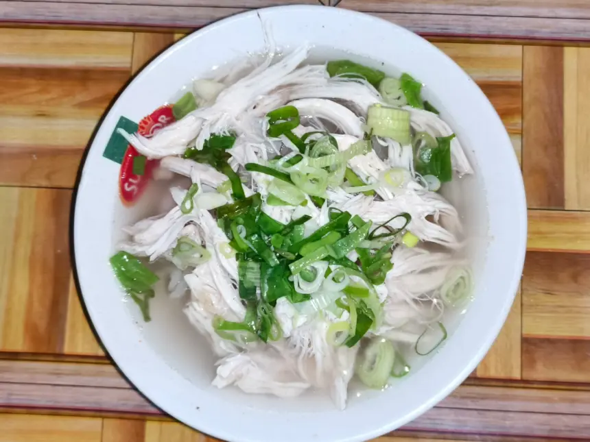 Seporsi Sahoun Ayam Pak Kartim, kuliner khas yang identik dengan Purwokerto. (Foto: cilacaptoday.com)