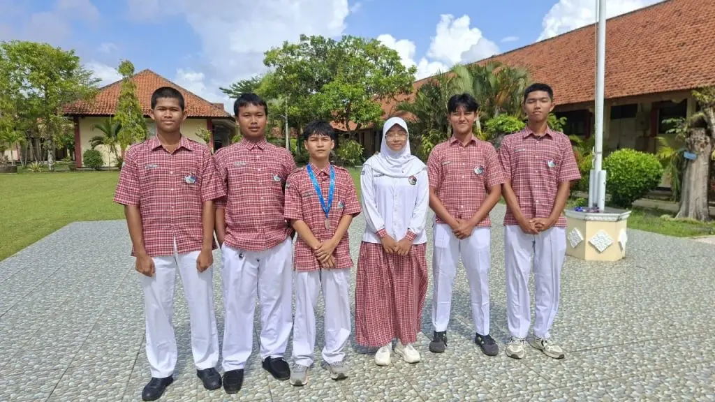 Tim peneliti muda dari SMA Negeri 2 Cilacap sukses menorehkan prestasi membanggakan di kancah nasional. (dok SMA Negeri 2 Cilacap)