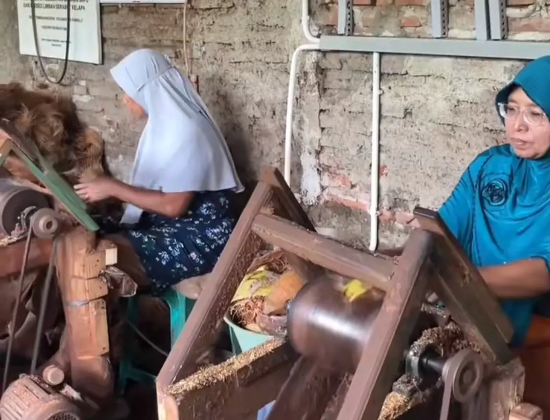Proses perakitan Sapu Tepes yang dikerjakan dengan presisi oleh pengrajin di KUBE Tambak Lestari 1. (Sumber: TikTok @deswitatambaknegara)