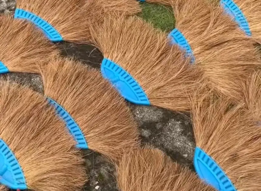 Produk Sapu Tepes dari serabut kelapa hasil karya warga Desa Wisata Tambaknegara, Rawalo, Banyumas. (Sumber: TikTok @deswitatambaknegara)