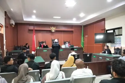 Suasana sidang perdana kasus kecelakaan lalu lintas di sokaraja, yang mengakibatkan seorang pelajar meninggal dunia, yang digelar di PN Banyumas, Kamis (23/04/2026). (Foto: Wahyu Sumantri)
