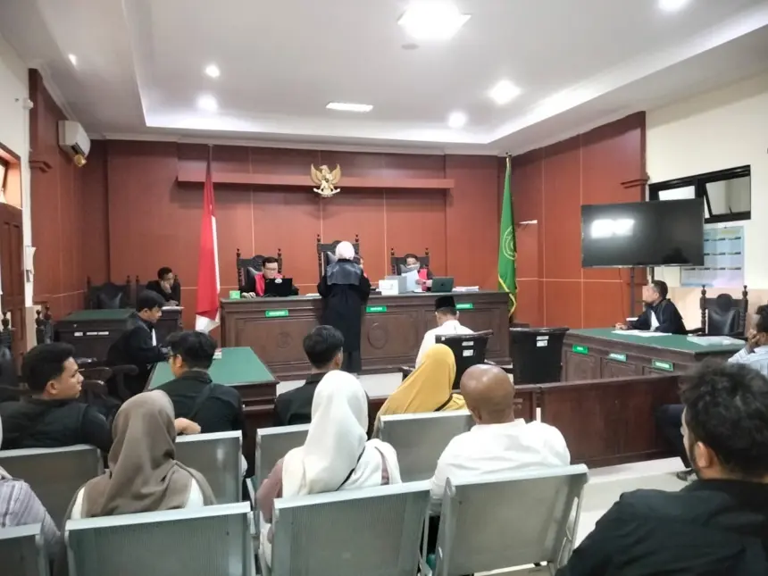 Suasana sidang perdana kasus kecelakaan lalu lintas di sokaraja, yang mengakibatkan seorang pelajar meninggal dunia, yang digelar di PN Banyumas, Kamis (23/04/2026). (Foto: Wahyu Sumantri)