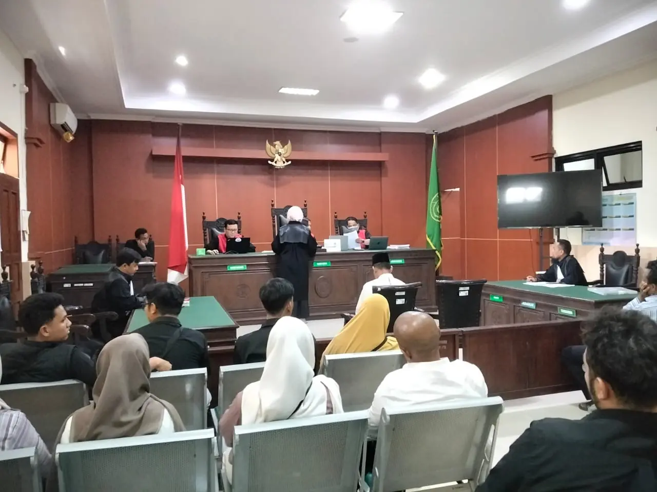 Suasana sidang perdana kasus kecelakaan lalu lintas di sokaraja, yang mengakibatkan seorang pelajar meninggal dunia, yang digelar di PN Banyumas, Kamis (23/04/2026). (Foto: Wahyu Sumantri)
