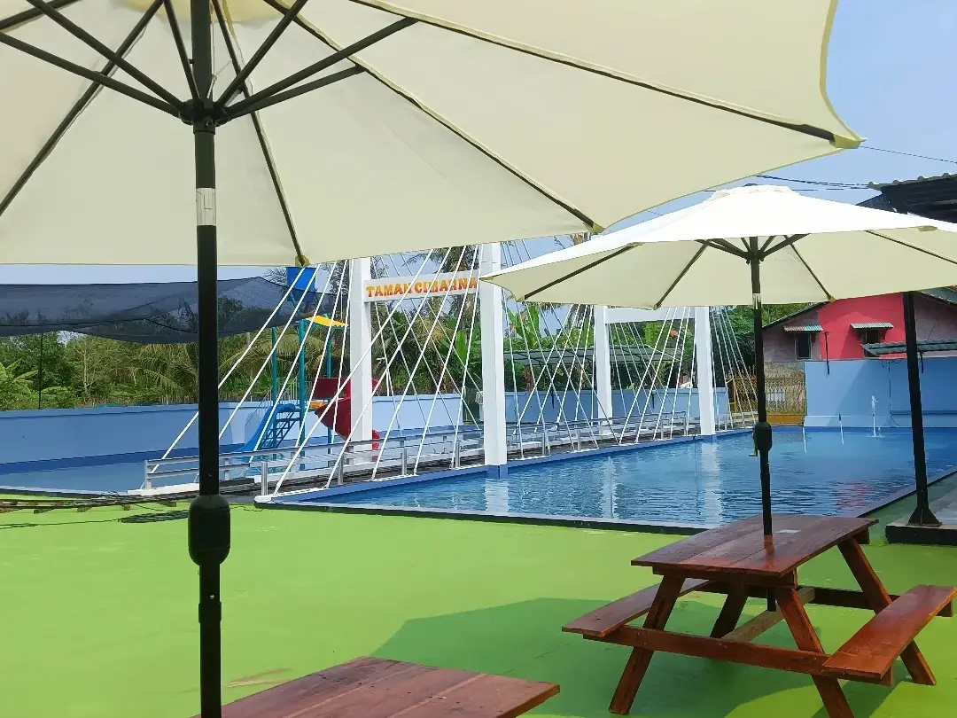 Fasilitas gazebo dan area tunggu yang nyaman untuk tempat bersantai pengunjung. (Foto: Google Review Taman Cimarna)