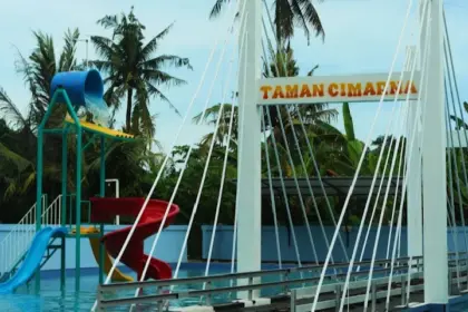 Potret Taman Cimarna, destinasi kolam renang keluarga di Tritih Kulon yang menawarkan suasana asri. (Foto: Google Review Taman Cimarna)