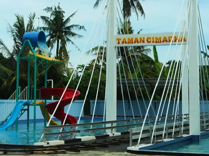 Potret Taman Cimarna, destinasi kolam renang keluarga di Tritih Kulon yang menawarkan suasana asri. (Foto: Google Review Taman Cimarna)