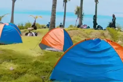 Deretan lokasi camping ground di Cilacap yang cocok untuk healing dan melepas penat. (Foto: TikTok @karangtarunakudalaut)