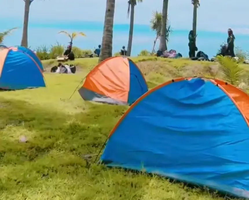 Deretan lokasi camping ground di Cilacap yang cocok untuk healing dan melepas penat. (Foto: TikTok @karangtarunakudalaut)