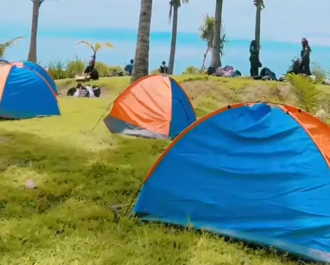 Deretan lokasi camping ground di Cilacap yang cocok untuk healing dan melepas penat. (Foto: TikTok @karangtarunakudalaut)