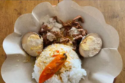 Sajian yang dikenal sebagai Gudeg Gin Motor ini memiliki karakter rasa gurih-manis menyerupai gudeg otentik Yogyakarta. (Foto: TikTok @gudeg.pojok.2)