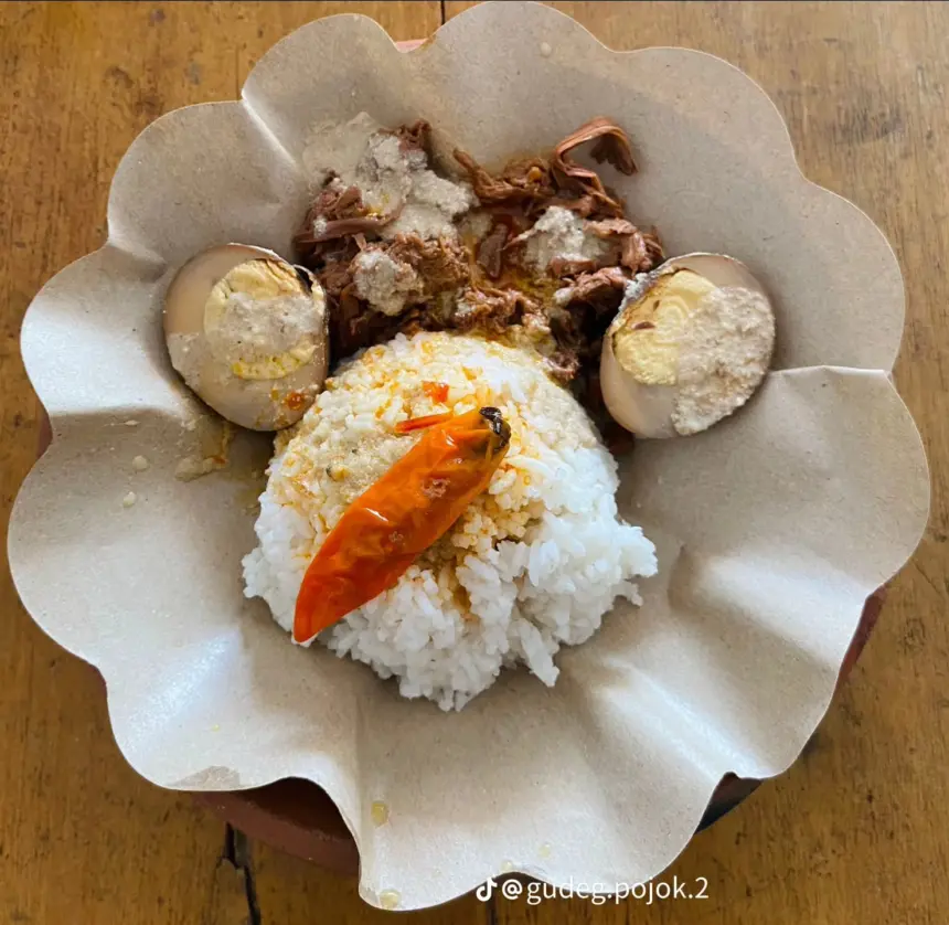 Sajian yang dikenal sebagai Gudeg Gin Motor ini memiliki karakter rasa gurih-manis menyerupai gudeg otentik Yogyakarta. (Foto: TikTok @gudeg.pojok.2)