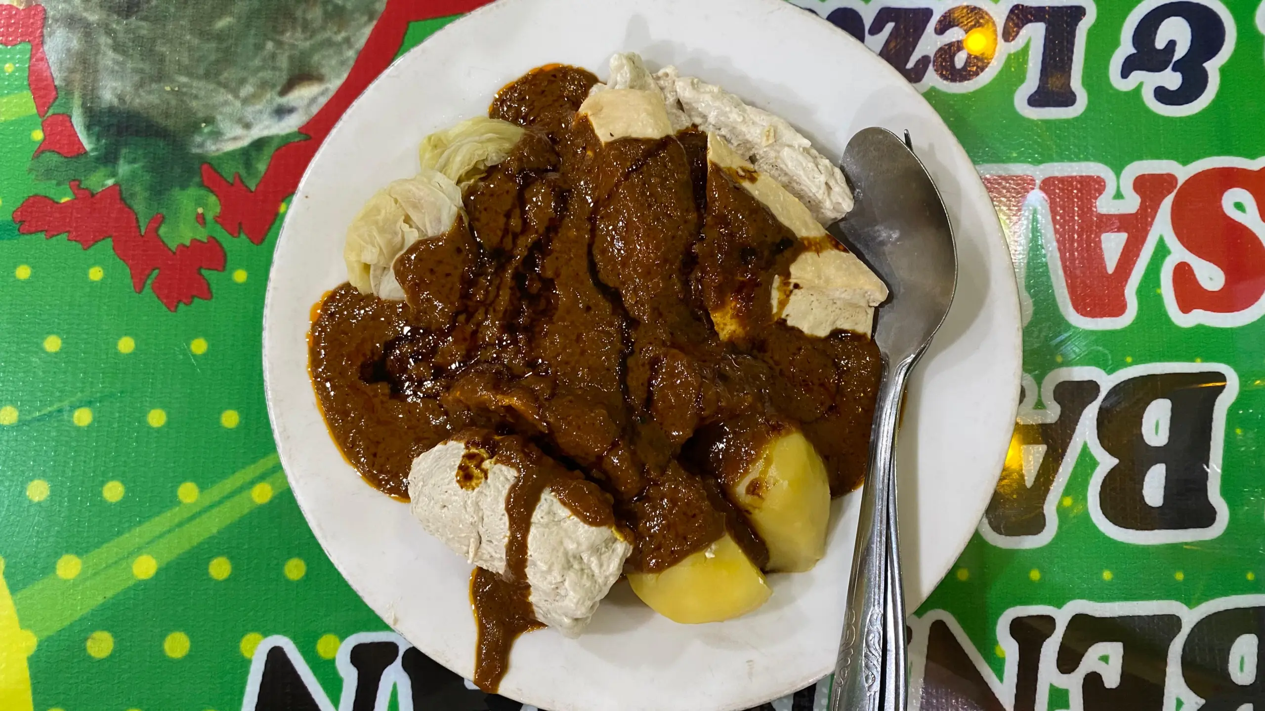 Satu porsi siomay Wahyuningsari di Jalan Pramuka Purwokerto dengan bumbu kacang yang kental dan berempah. (Foto: Dok cilacaptoday.com)