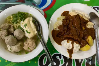 Perpaduan rasa siomay dan bakso cuanki di Warung Wahyuningsari Purwokerto. (Foto: Dok cilacaptoday.com)