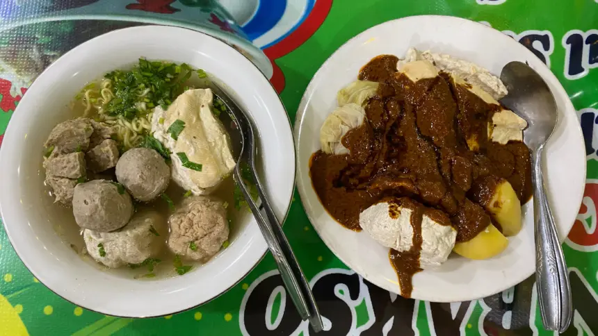 Perpaduan rasa siomay dan bakso cuanki di Warung Wahyuningsari Purwokerto. (Foto: Dok cilacaptoday.com)