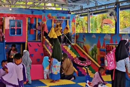 Waterboom dan Playground Sitylinie menjadi salah satu destinasi wisata keluarga terjangkau di Desa Wisata Panisihan, Maos, Cilacap. (Foto: Instagram @pemdes_panisihan)