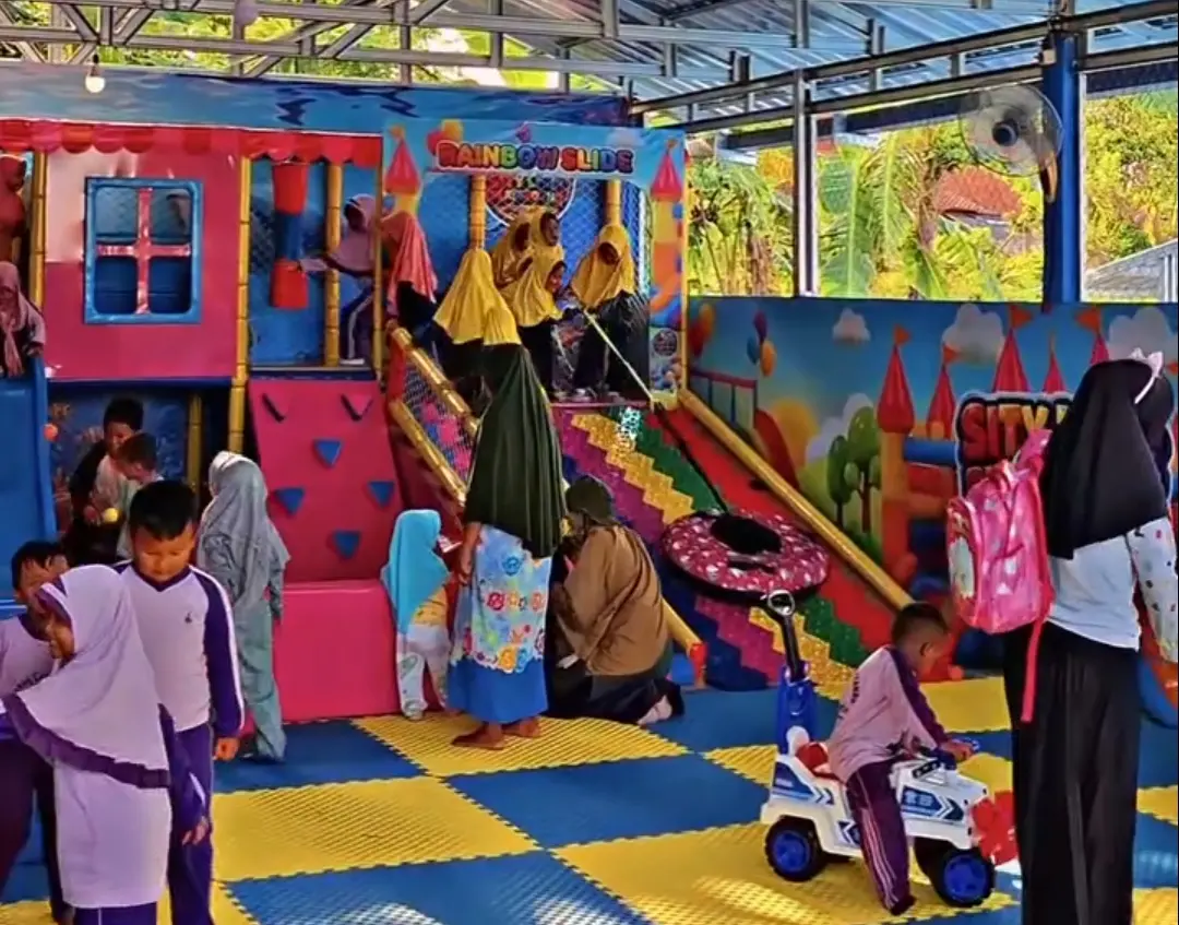 Waterboom dan Playground Sitylinie menjadi salah satu destinasi wisata keluarga terjangkau di Desa Wisata Panisihan, Maos, Cilacap. (Foto: Instagram @pemdes_panisihan)
