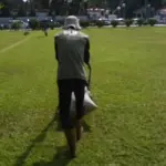Petugas sedang melakukan pemeliharaan rumput di Alun-alun Purwokerto. (Foto: Tangkapan layar Instagram @penataan_lingkungan_dan_kehati)