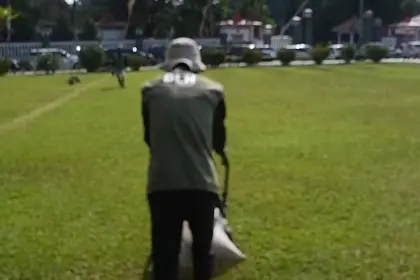 Petugas sedang melakukan pemeliharaan rumput di Alun-alun Purwokerto. (Foto: Tangkapan layar Instagram @penataan_lingkungan_dan_kehati)