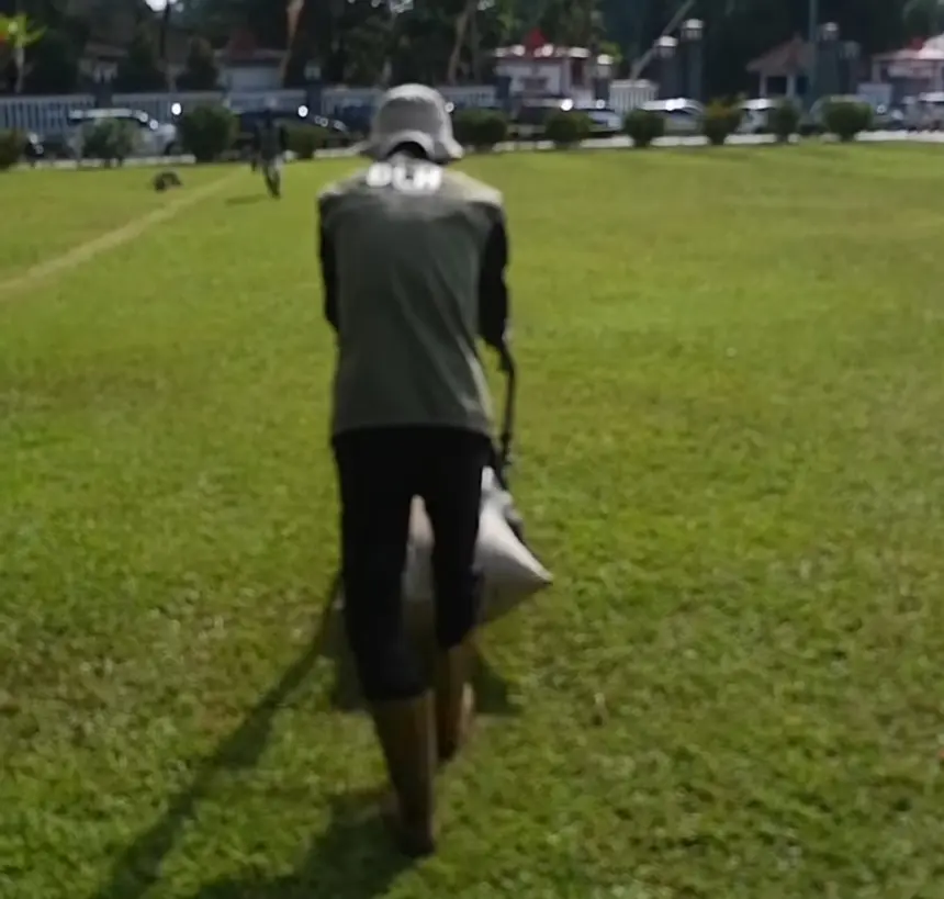 Petugas sedang melakukan pemeliharaan rumput di Alun-alun Purwokerto. (Foto: Tangkapan layar Instagram @penataan_lingkungan_dan_kehati)