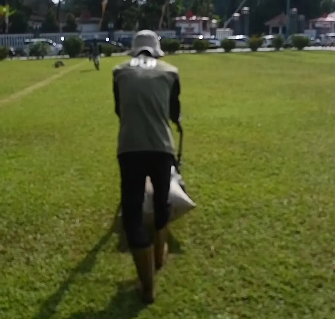 Petugas sedang melakukan pemeliharaan rumput di Alun-alun Purwokerto. (Foto: Tangkapan layar Instagram @penataan_lingkungan_dan_kehati)