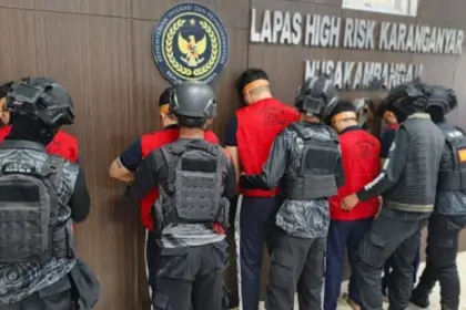 Aktor sekaligus terpidana kasus narkotika, Ammar Zoni, dipindahkan dari Lapas Narkotika Jakarta menuju Lapas Super Maksimum Security Karanganyar, Nusakambangan. (Dok).